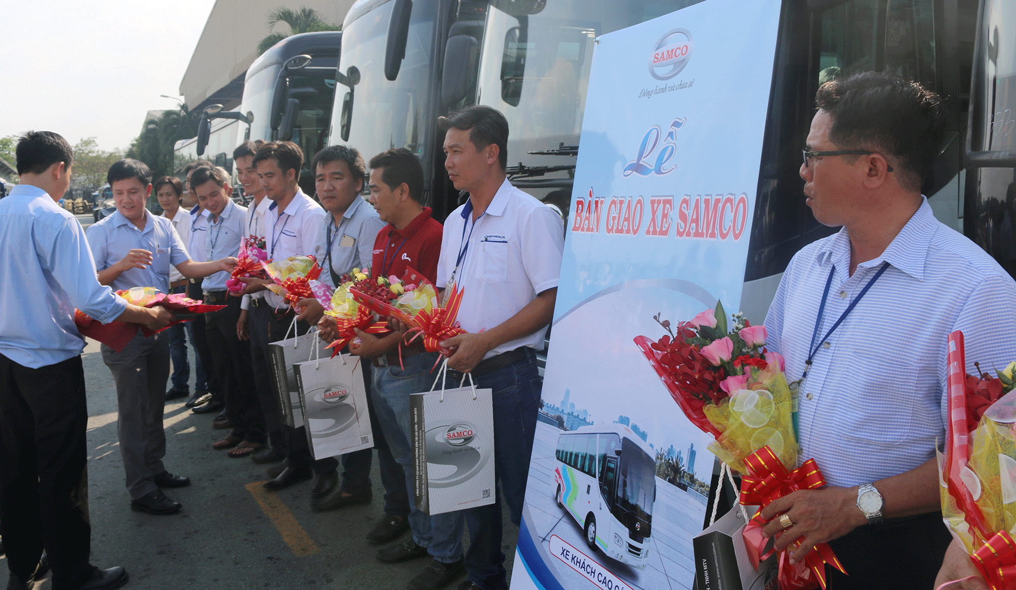 BÀN GIAO LÔ 8 XE KHÁCH CAO CẤP SAMCO FELIX GI